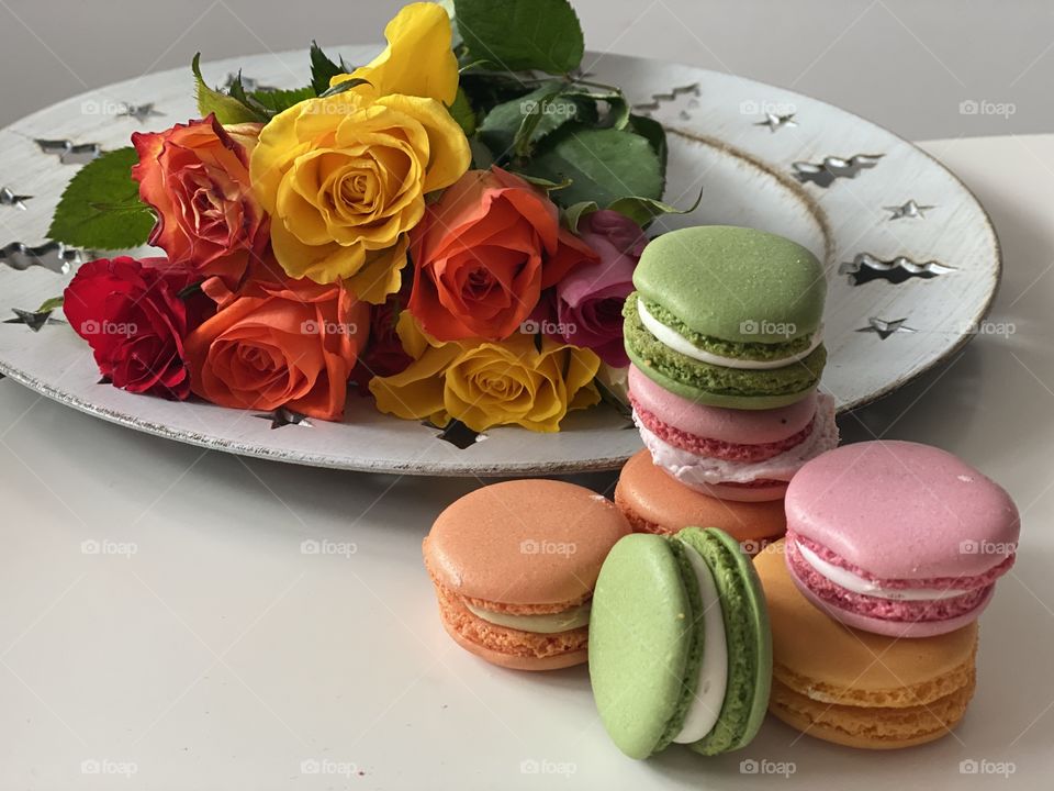 Macarons and roses 