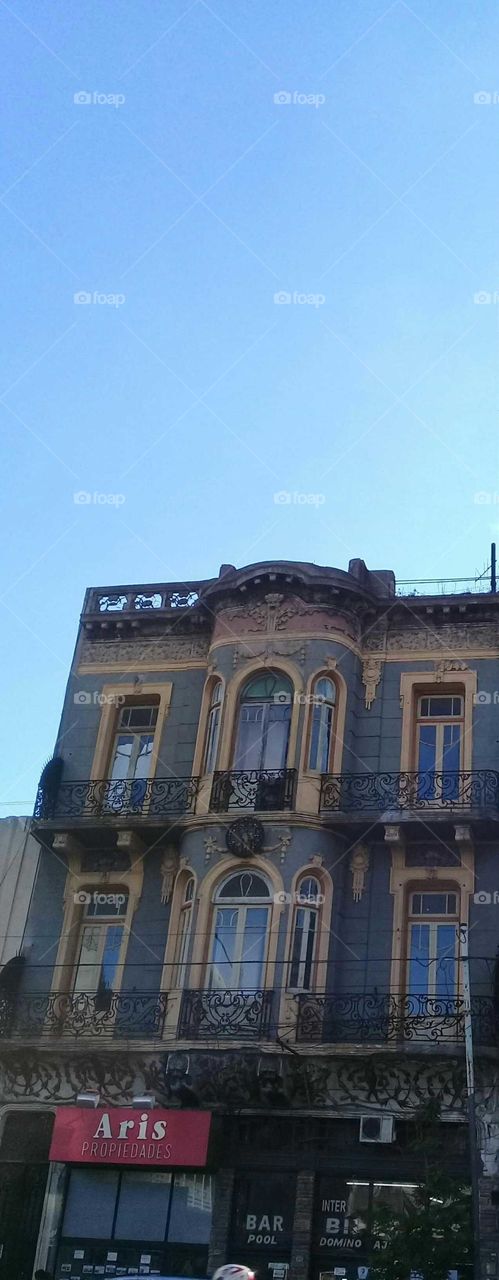 histórico y colorido edificio de una ciudad