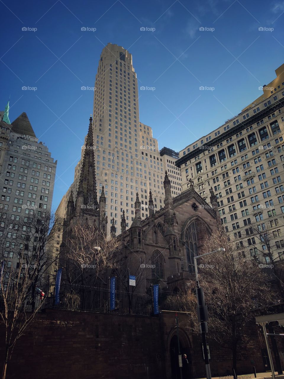 Trinity Church, in New York. An architectural contrast in the middle of several buildings, in lower Manhattan.