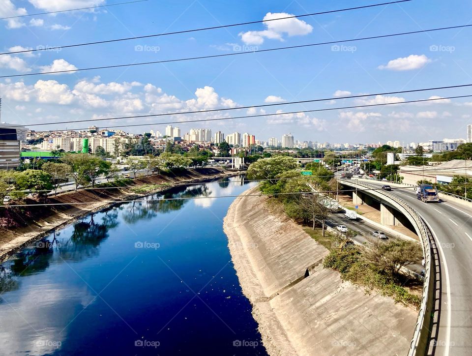 Agora: 15h!
Do alto da Ponte da Rodovia dos Bandeirantes, a vista para o Rio Tietê (São Paulo / SP).

Fotografar desestressa.
