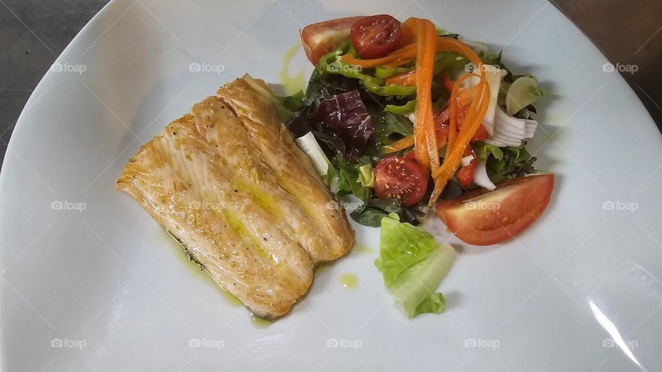 Salmon Plancha con Ensalada