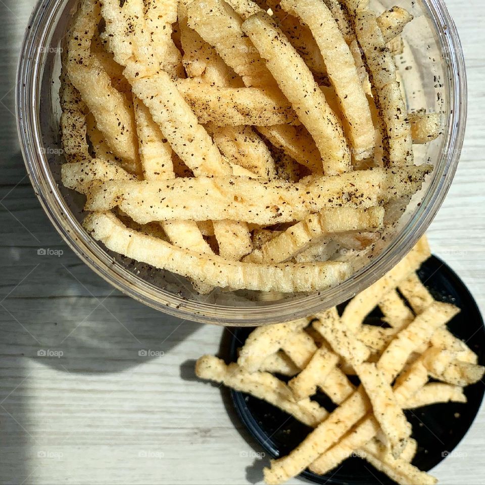 Prawn crackers in black pepper 