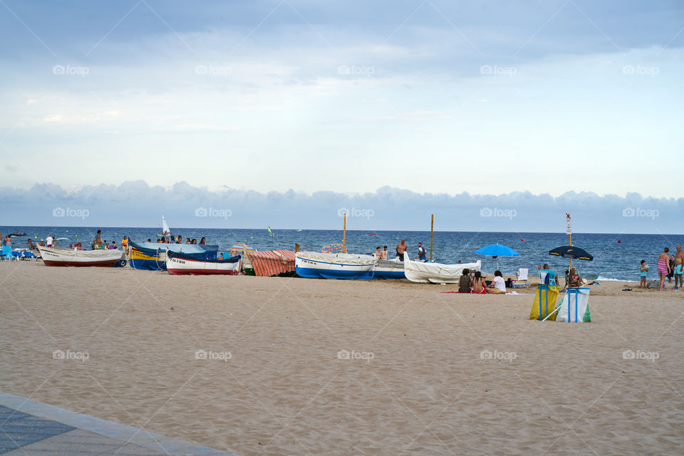 Amenaza de tormenta en un soleado día de playa. 