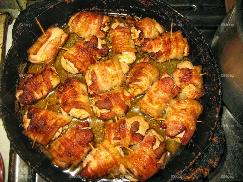 eating meat roulettes еда мясные жареные рулетики