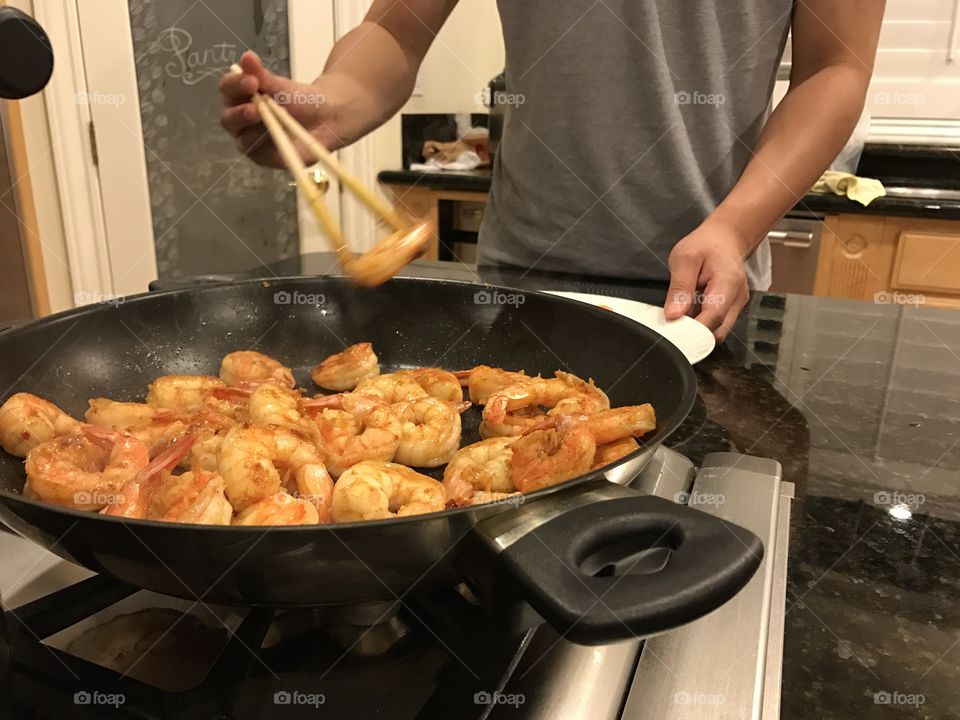 Man making fried shrimps 