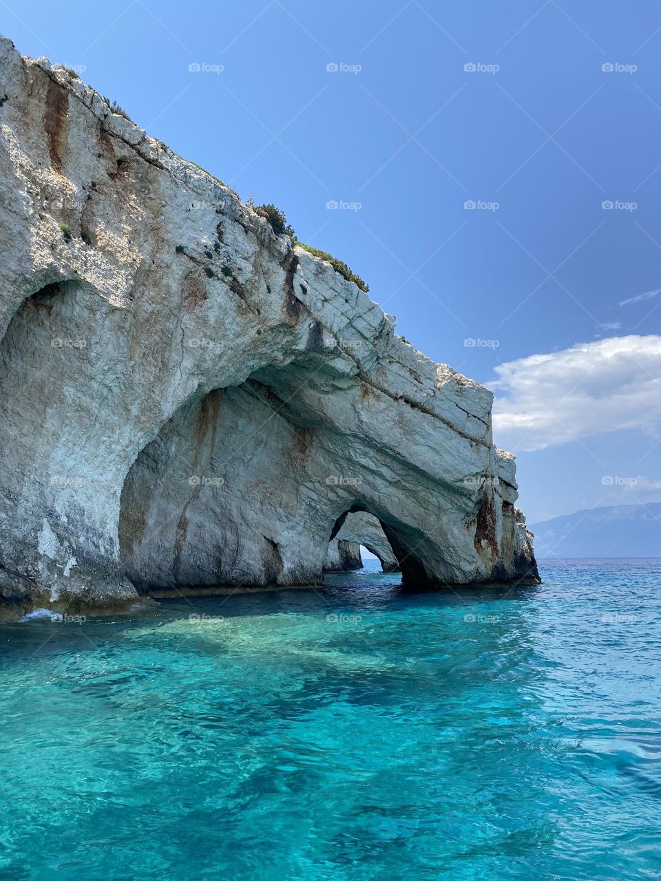 These are the Blue Caves in Zakynthos, Greece with bright blue water, perfect for swimming when you are on a vacation with your friends, family or partner. ☀️ 