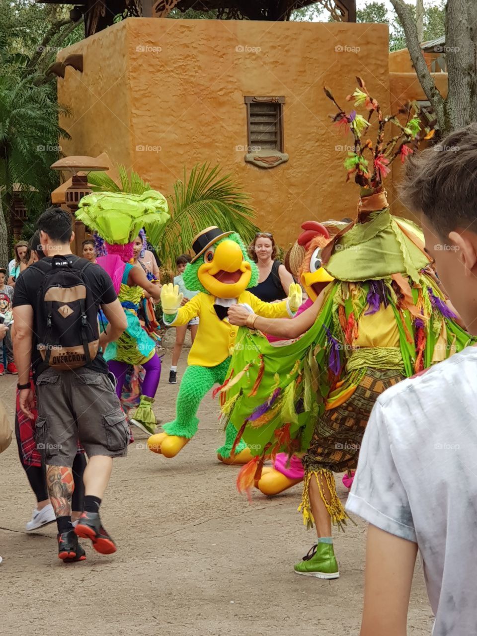 Zé Carioca! Êba!!! Meu personagem favorito da Disney. Meu cunhado e minha cunhada estiveram com meus sobrinhos na Disneylândia na época do Carnaval, e encontraram o papagaio brasileiro sambando. 