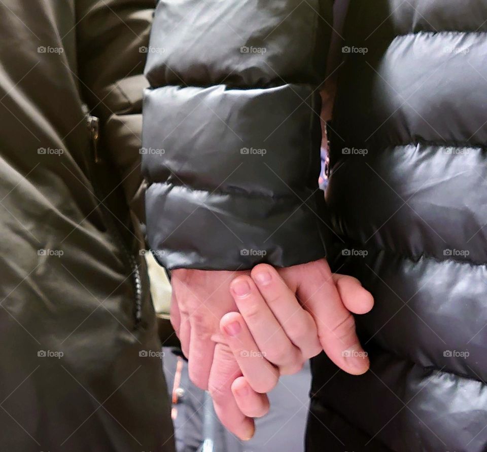 Hands of a young couple on a winter date👫❄️👩‍❤️‍💋‍👨