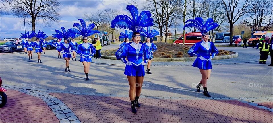 These elaborately costumed show girls with feather headpieces remind of the movies from the 1930s. They march in formation in a carnival parade in „Bad Füssing“, „Bavaria“ on „Mardi Gras“ or „Fat Tuesday“. 2024. Hypnotic Productions