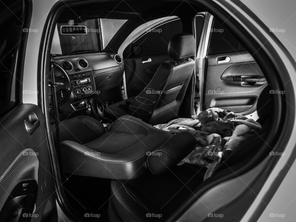 Interior de veículo quatro portas, Poltronas para dormir.