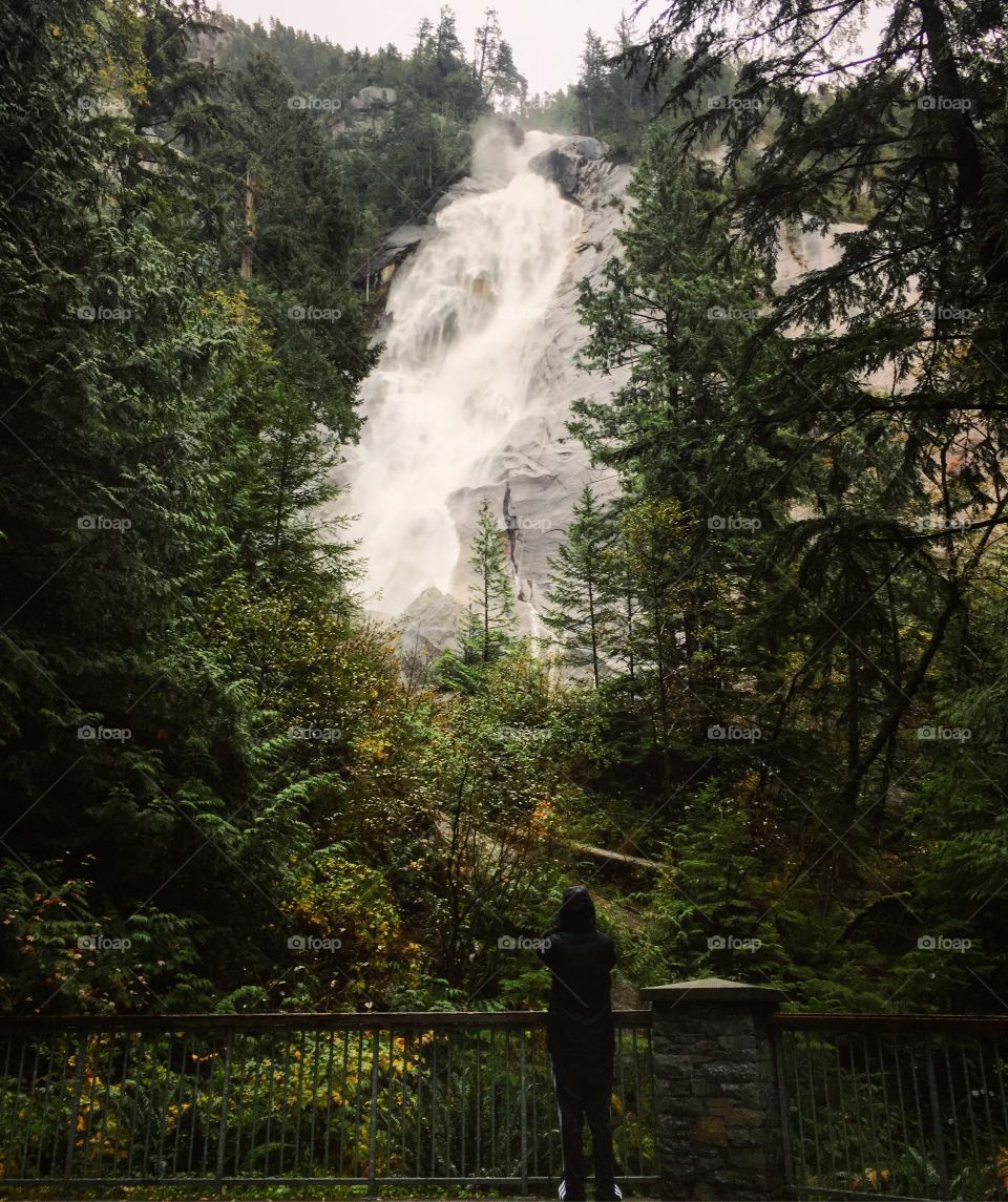 Shannon falls in Squamish on a rainy day. Make the most out of it !