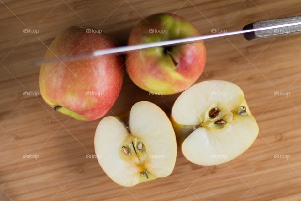 Cutting apples