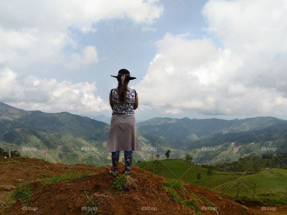 Contemplando un panorama sobre las montañas