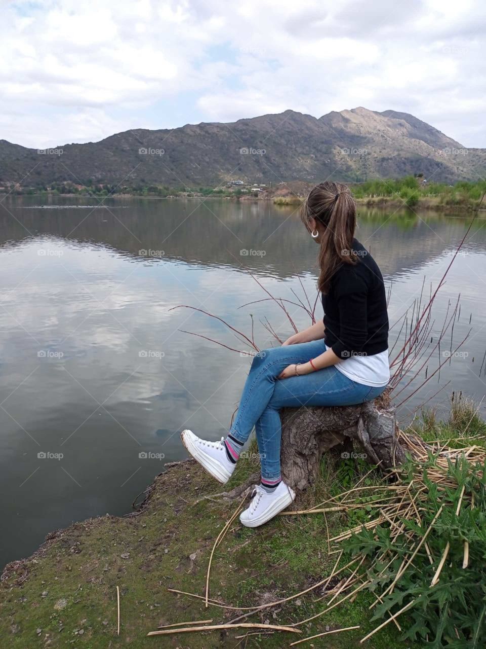 paisaje mujer pensativa agua montaña lago