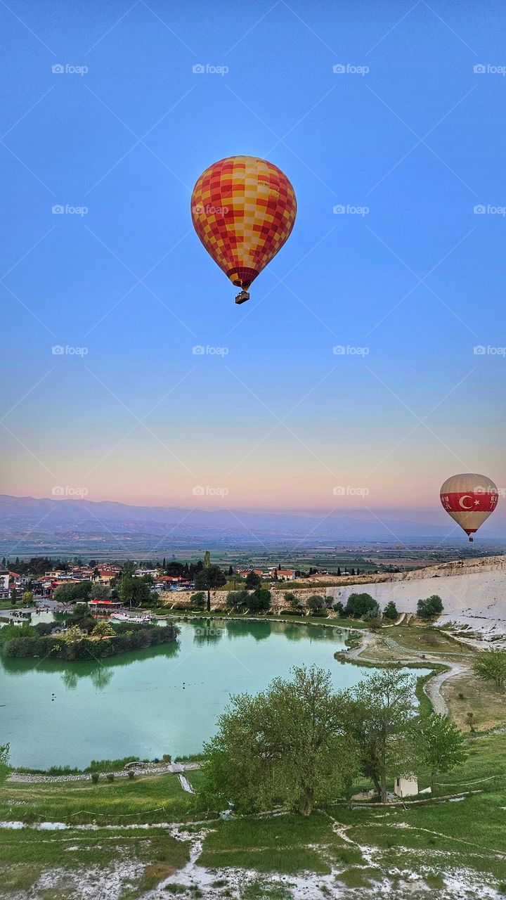 hot air balloon over pumakkale