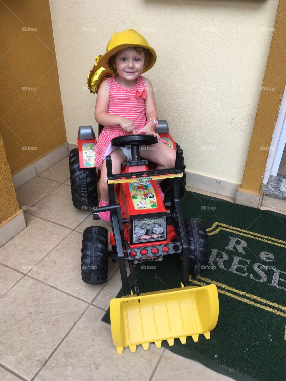 Playing at home requires creativity. Look at the tractor driver in the room making a mess! / Brincar em casa exige criatividade. Olhe só a tratorista dentro da sala fazendo bagunça!