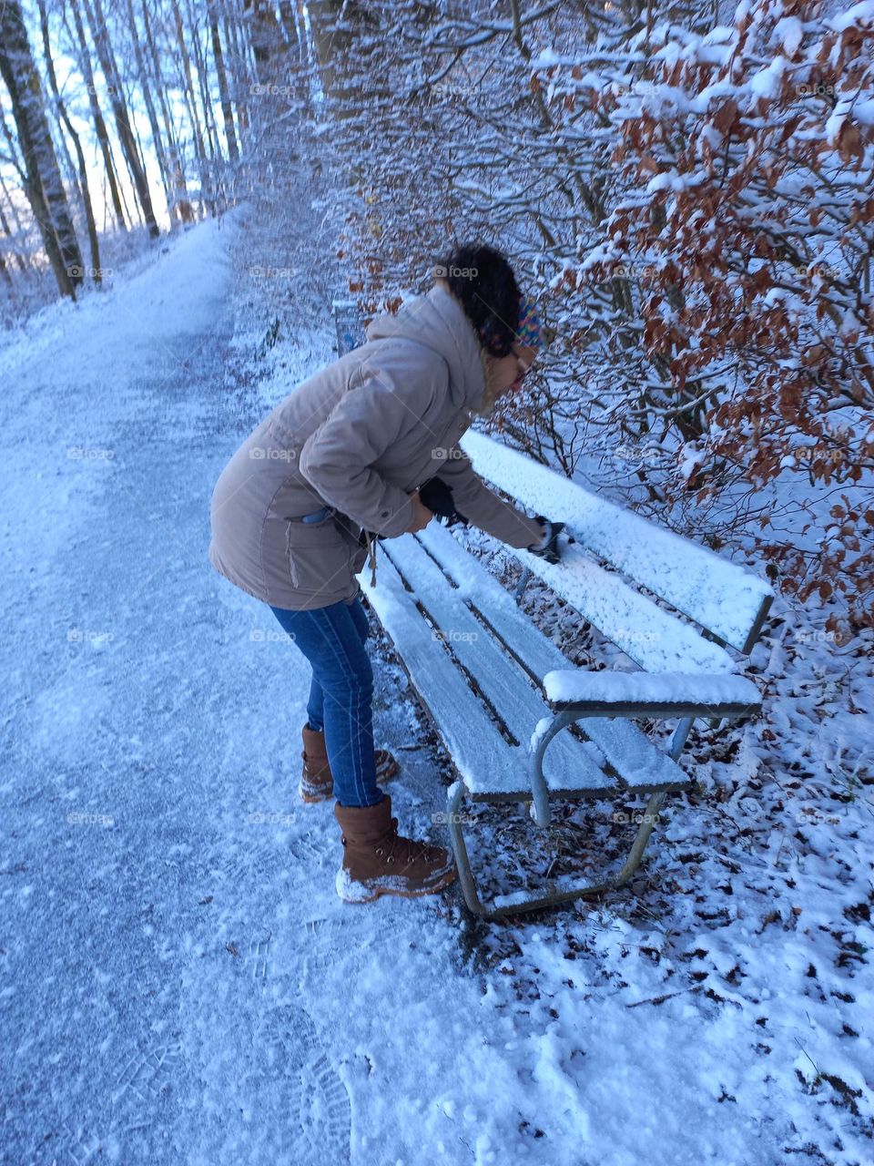 A mulher representa uma luta de resistência.  Uma jovem senhora,  limpando um banco numa área comum para que as pessoas pudessem sentar.