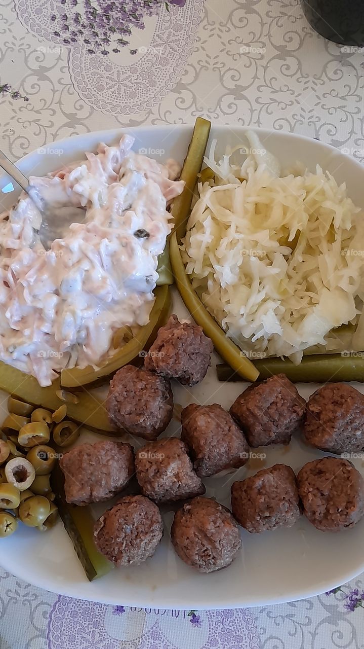 Fisch 🐟Fleischsalat Oliven und Krautsalat