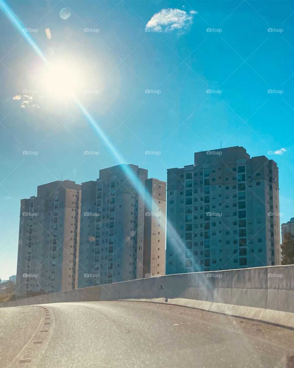 Cruzando a Anhanguera, se vê os prédios que “crescem” em todos os lugares em Jundiaí. 
Viva o sol que esquenta a quarta-feira!