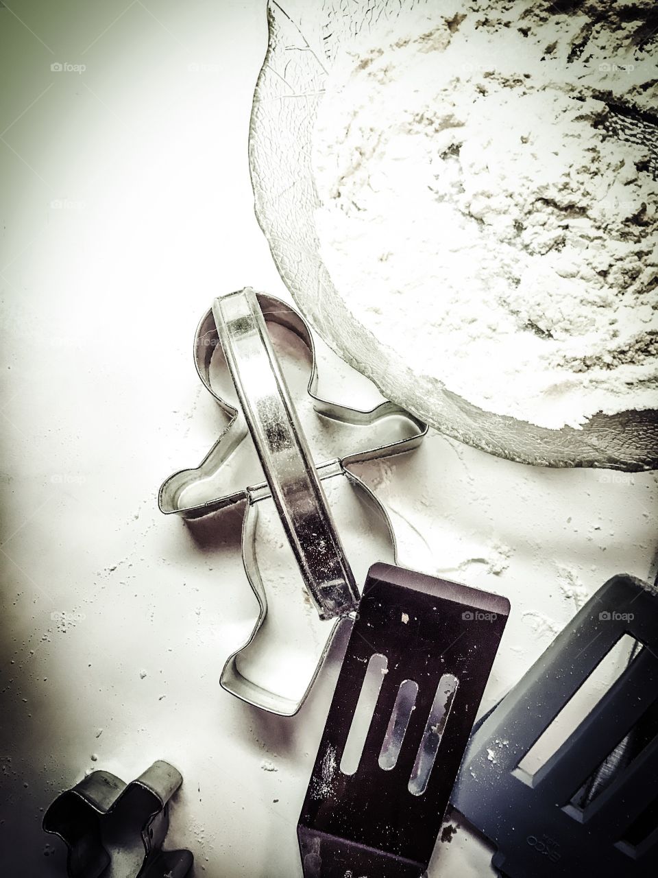 It's the holiday season and gingerbread is in the air and on the plate. Yum !