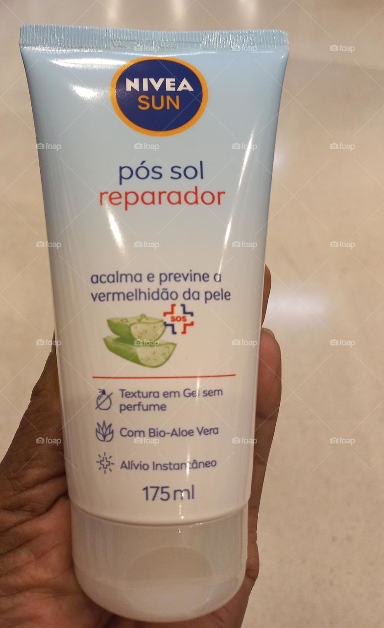 Pele sensível e sensação  de vermelhidão?  NIVEA SUN PÓS SOL REPARADOR,  fórmula  suave e calmante, com Bio-Aloe Vera e antioxidante: acalma e previne a vermelhidão  da pele.  A NIVEA  Trata da pele com carinho