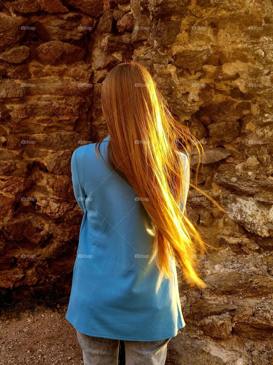 the sun's rays reflected in the girl's hair