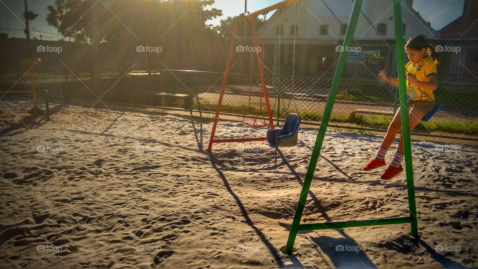 criança no balanço