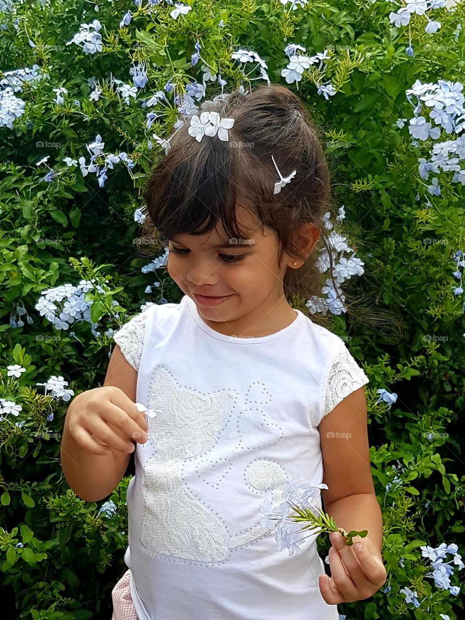 menininha e as flores miúdas