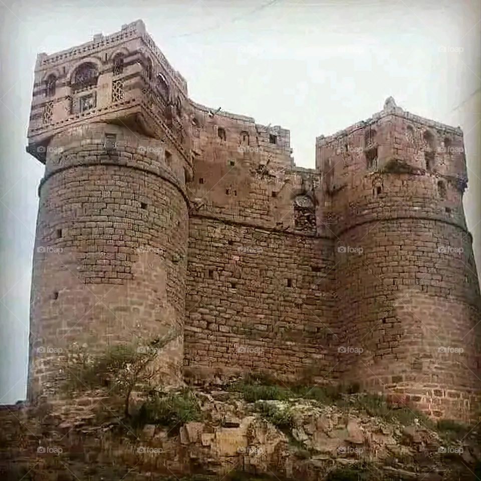 The image embodies a natural natural plate of the mountains of nature, where green agricultural stands are graded on the slopes as if they were lines of a poem, which fog harmoniously wrapped, and clouds hugged them in the mountain knife and the whis