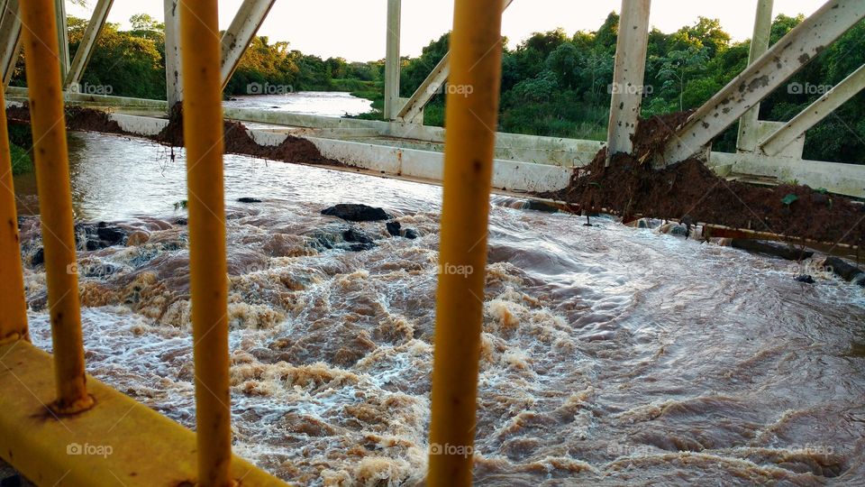Rio de água suja. Correnteza.