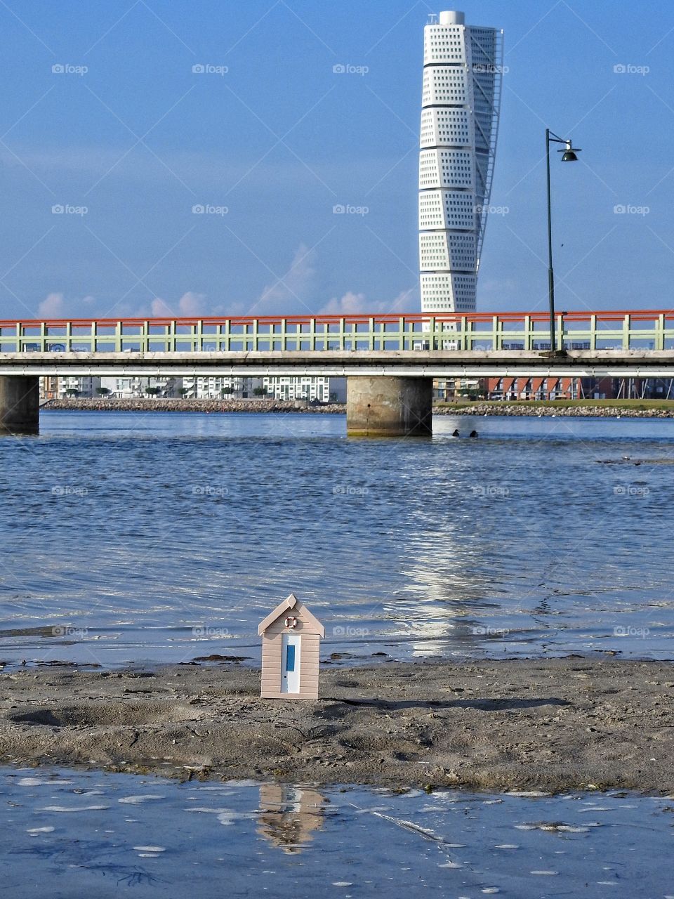 Beachhut in reflection