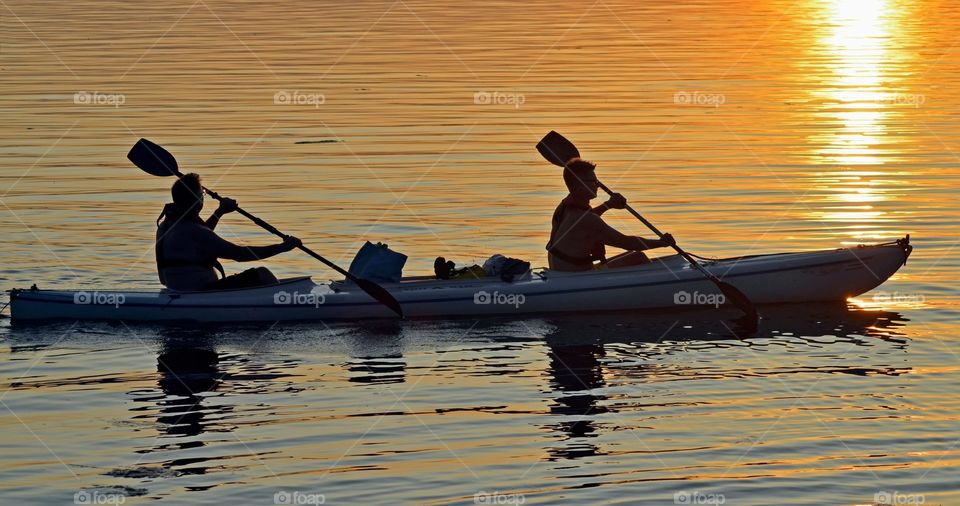 Kayaking i solnedgång