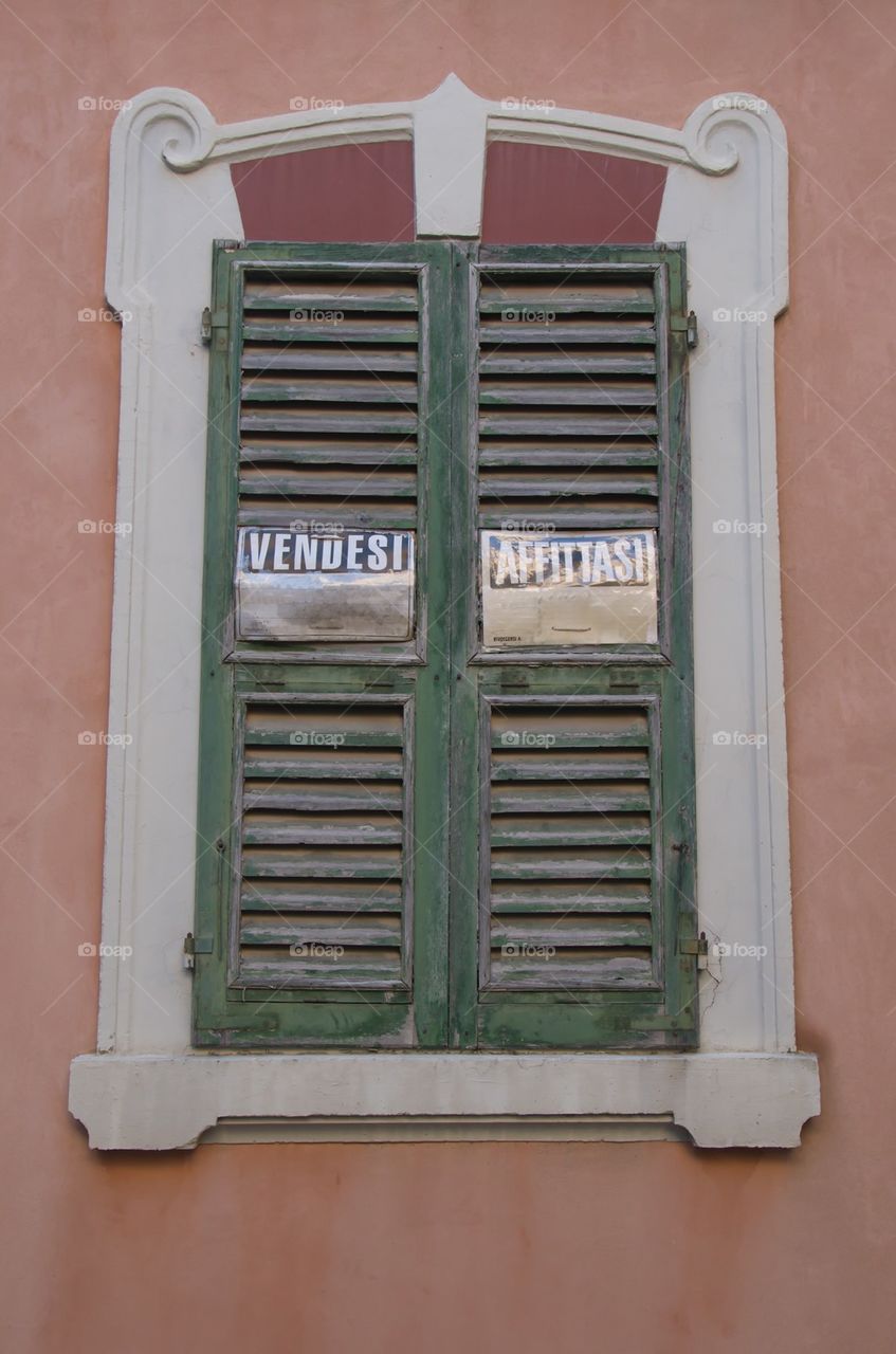 Vendesi o affittasi, to sale or to rent panels on a window