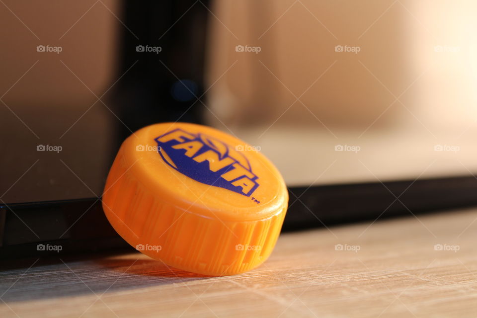 Fanta plastic cap close-up micro