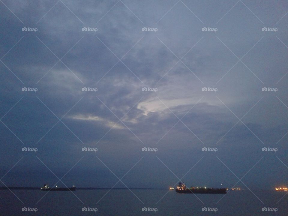 from Indonesia.
location: sea dumai (riau).
the morning before the sun rises and looks bright, accidentally shooting towards the sky and part of the sea, Amazing results can be obtained, like there are angry animals seen in the sky
using Samsung i826