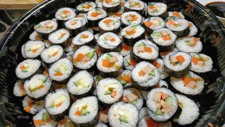 Veganes sushi, vegetarian food in the party