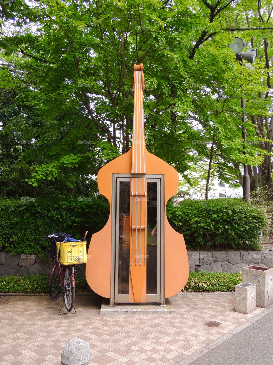 Telephone booth shaped violin. Cabina telefónica en forma de violín.