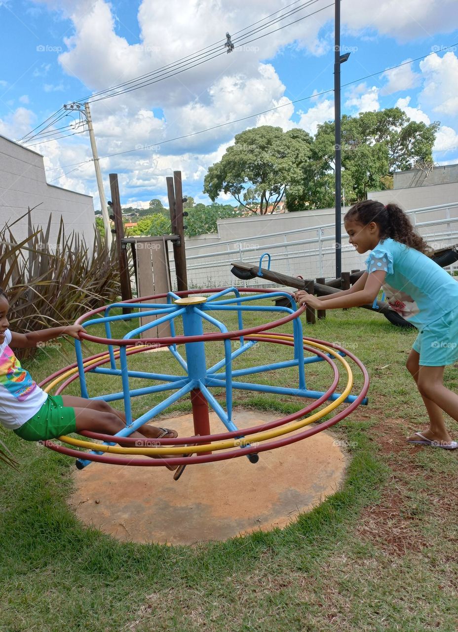 Brincar ao ar livre, correr pelo pátio, brincar no gira-gira ou balançar no balanço com outras crianças,  traz inúmeros benefícios físicos e mentais. Além de ajudar no desenvolvimento;  favorece a saúde da criança como um todo.