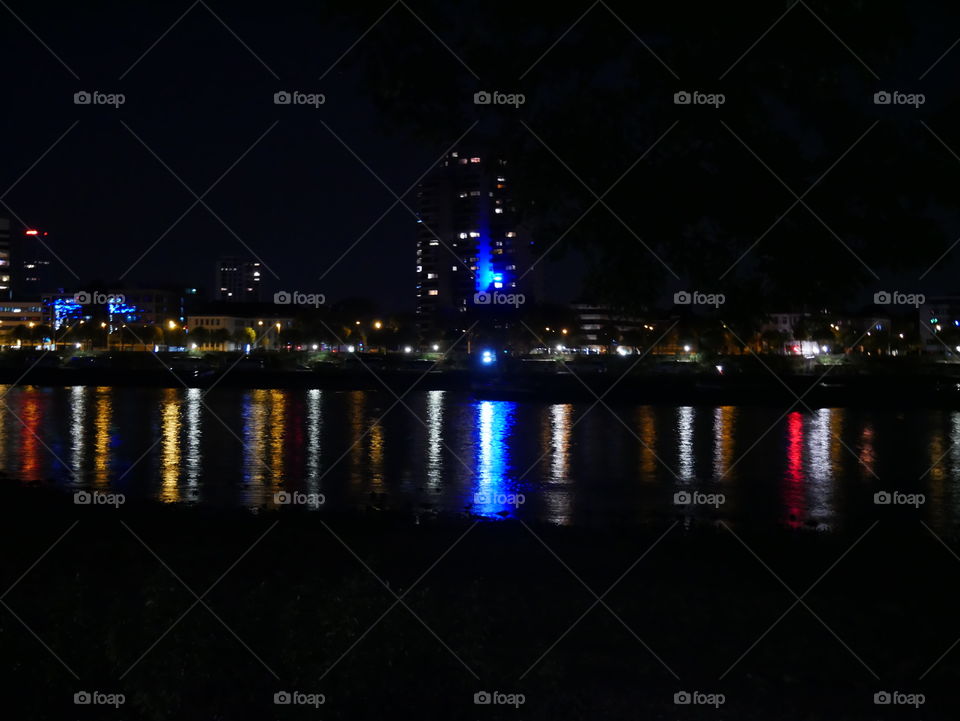 Kölner Rhein mit Lichtern. Lichtspiel bei Nacht.