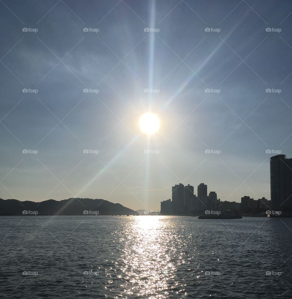 🇺🇸 A micro sun in a macro ocean! The sea seen from Santos beach in Brazil.

🇧🇷 Um sol micro em um oceano macro! O mar visto da praia de Santos, no Brasil. 