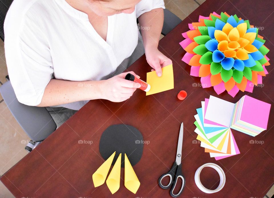 DIY table ,wall and background decorations for a party. Creative with your hands. Handmade crafts with pastels. Doing arts, crafts, hobby and hobbies at home. Creating paper flower flowers and paper dahlia flowers. Making paper wreath dahlia.