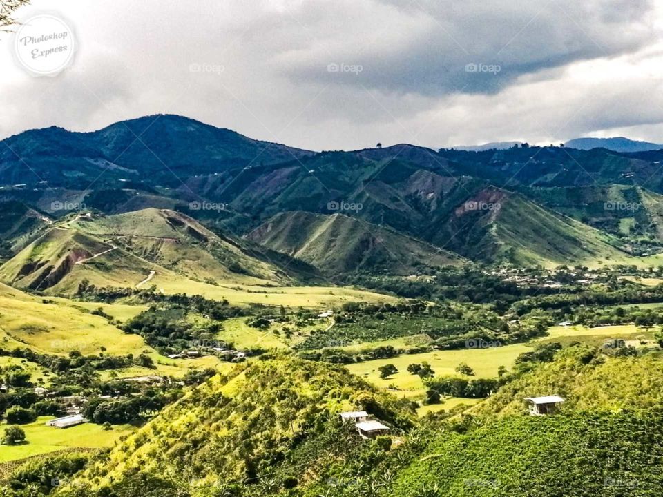 la abrumadora belleza del paisaje surgió ante mis ojos