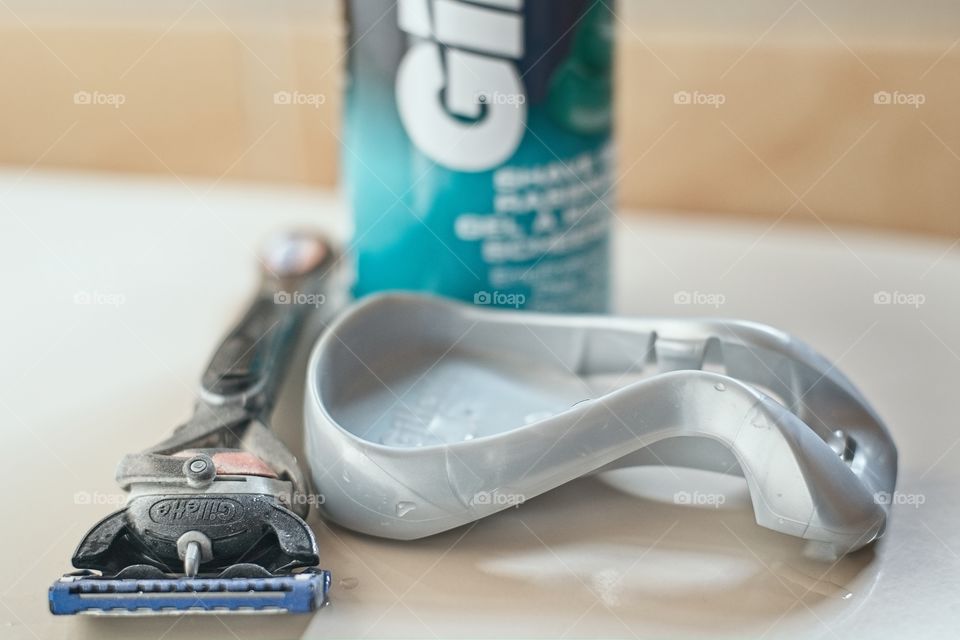 Instruments for shaving prepared on the washbasin