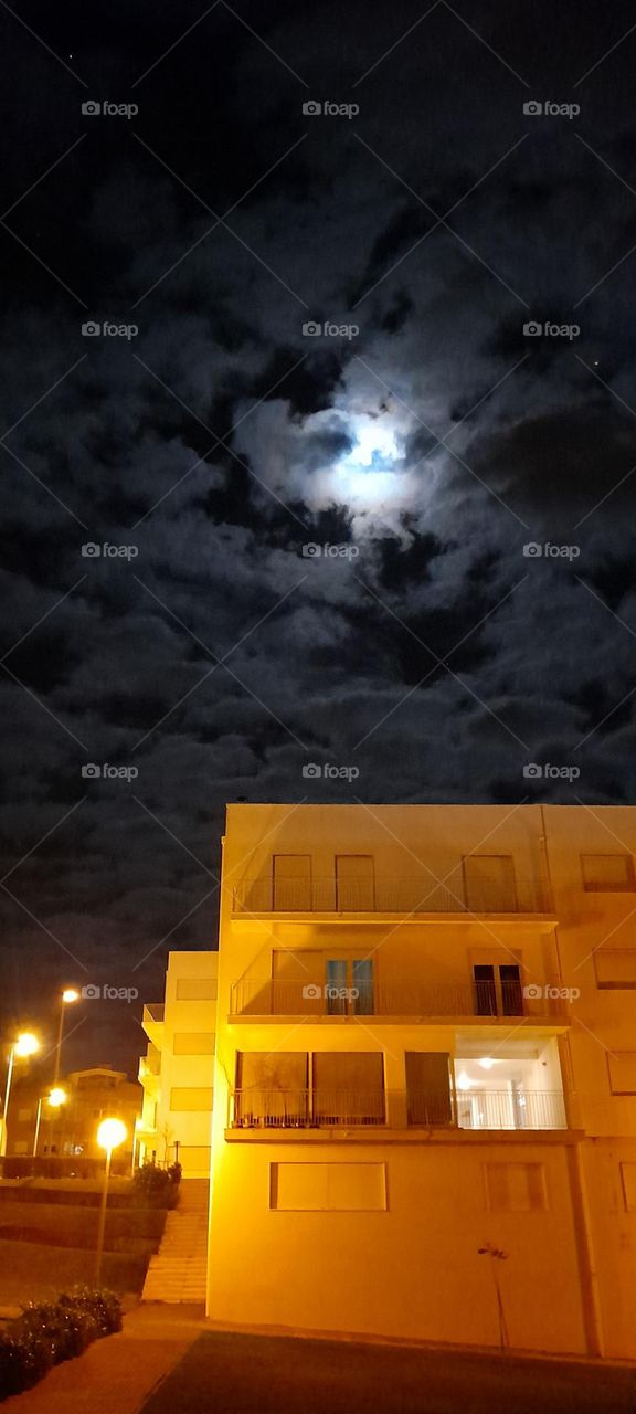 Edifício sob a lua.  Building under the moon