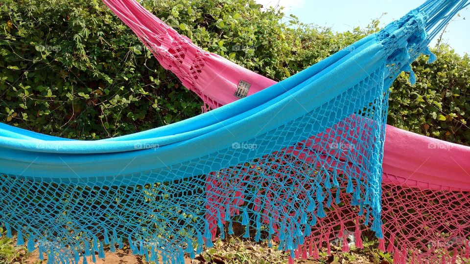 Redes novas para descansar. Azul e rosa.