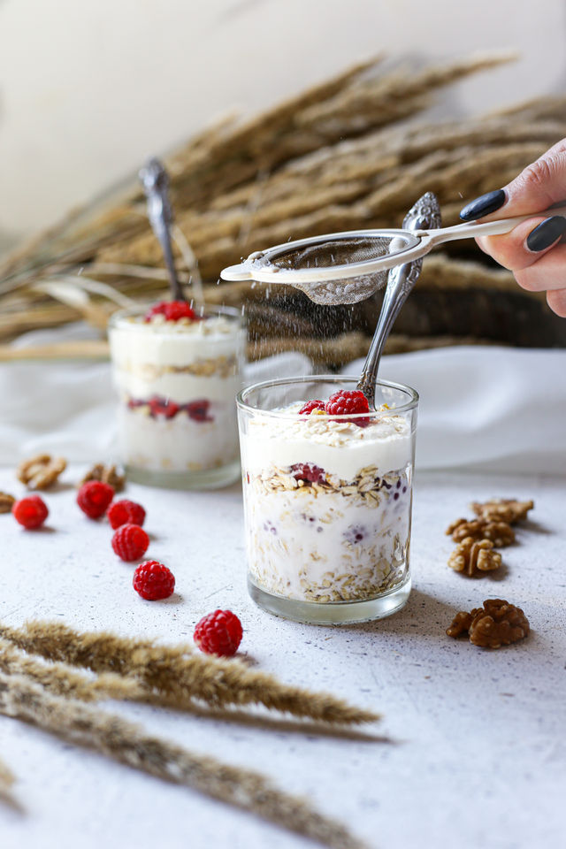 granola with raspberries and yogurt