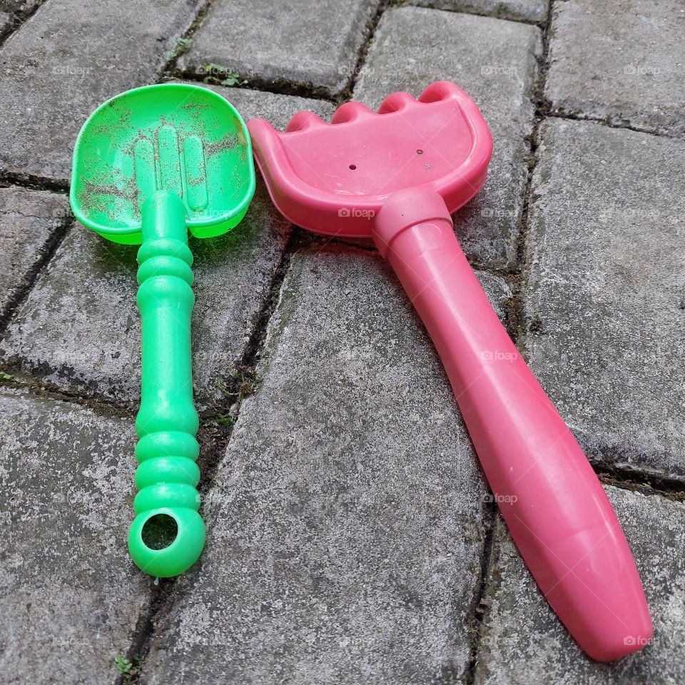 Children's shovel toy for digging soil or sand