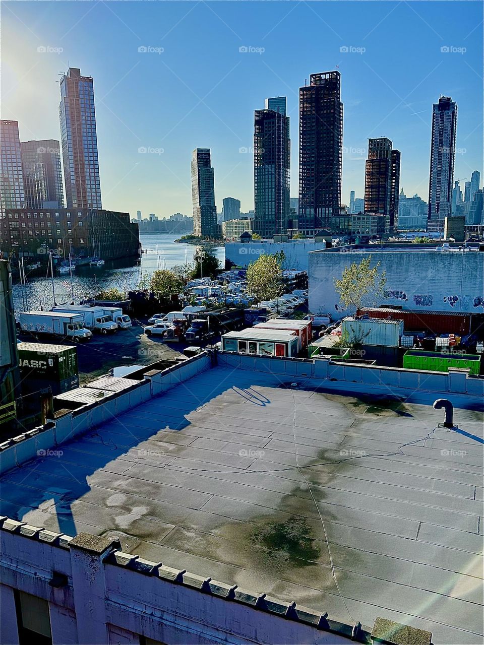 This is „Newtown Creek“ seen from the staircase of the „Pulaski Bridge“ on the LIC, Queens side on a warm sunny Indian summer afternoon in early November 2023. Across the water there is „Greenpoint“, Bklyn, LIC and „Manhattan“. Hypnotic Productions
