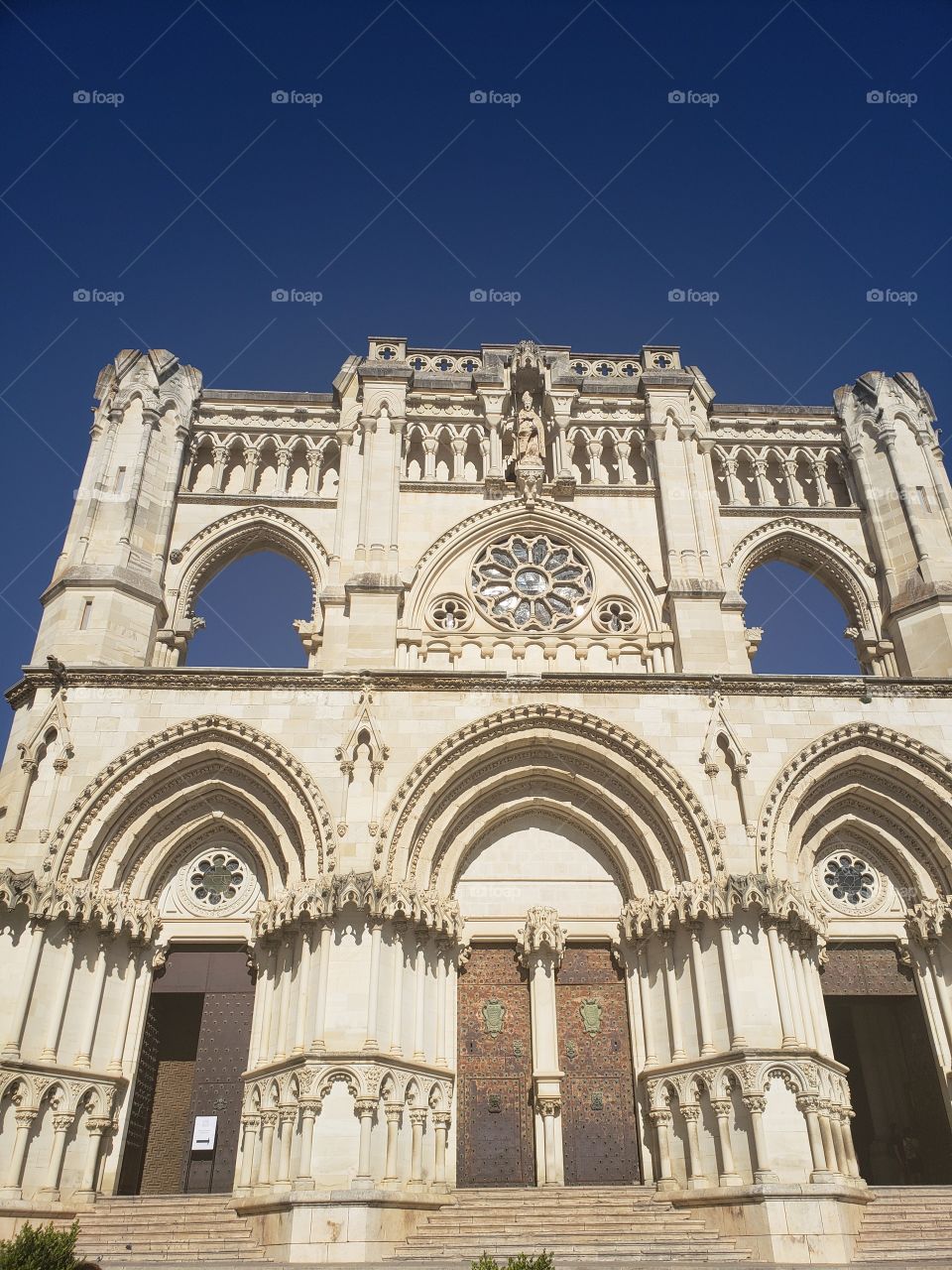 primer plano de la espectacular iglesia de Cuenca
