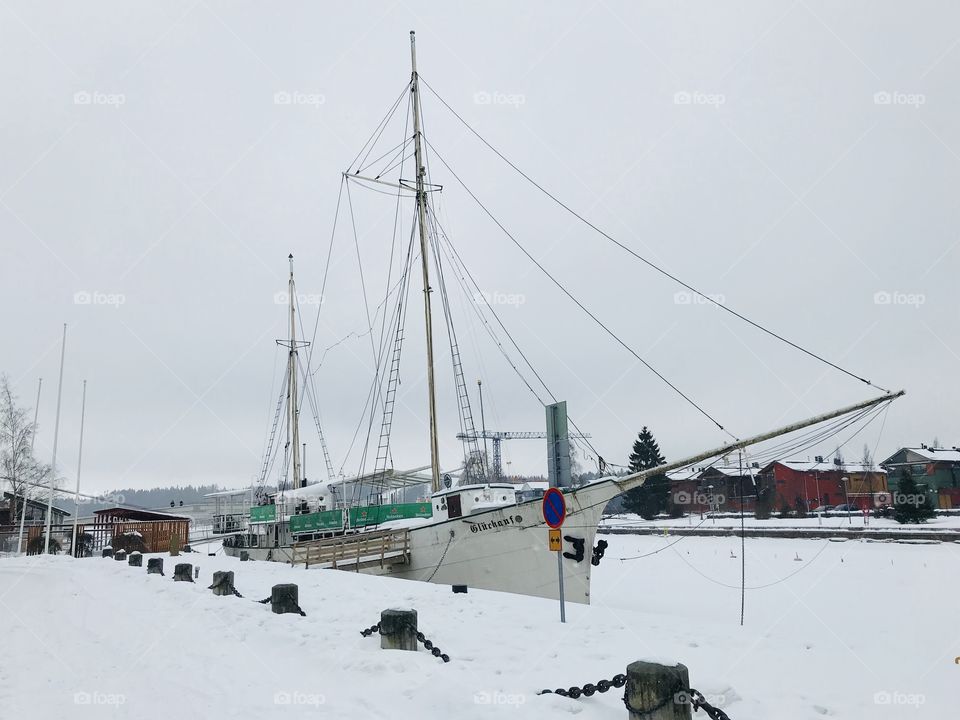 A sailboat in the ice on the river bank in the Finnish city of Porvoo. Porvoo,Suomi,Finland 🇫🇮
